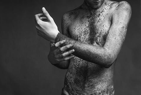 rustikal, Mensch, Hände, Karosserie, Person, Menschen, Anatomie, männlich, Erwachsene, Haut, jung, eine Person, Mittelteil, drinnen, Studioaufnahme, menschliche Hand, menschliches Körperteil, Vorderansicht, Muskelaufbau, Hand, Stehen, mit nacktem Oberkörper, Lebensstile, zeigt, Gestikulieren, Männer, echte Menschen, junger Erwachsener, Taille hoch, Brust, Finger, schwarzer Hintergrund, 4K, CC0, gemeinfrei, lizenzfrei