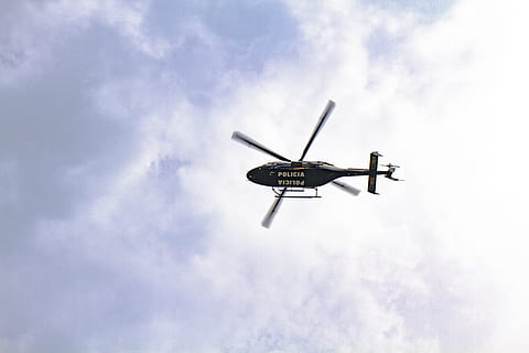 elicottero nero, aereo, mezzi di trasporto, biplano, città del Messico, Messico, volante, volo, Heli, elicottero, mannaia, cielo, nube, lama, volare, polizia, alzando lo sguardo, blu, bianca, luminosa, veicolo aereo, Inquadratura dal basso, nuvola - cielo, mezz'aria, modo di trasporto, movimento, in movimento, nessuno, natura, giorno, all'aperto, viaggio, trasporto pubblico, industria aerospaziale, direttamente sotto, 5K, CC0, dominio pubblico, privo di copyright