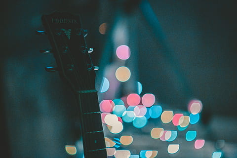 kytara, bokeh, makro, hudební nástroj, strunný nástroj, svítí, noc, osvětlovací zařízení, nikdo, světlo - přírodní jev, rozostření, dekorace, odlesk objektivu, světlo, detail, řeřavý, vícebarevné, oslava, vánoční osvětlení, elektrické světlo, zaměřit se na popředí, uvnitř, elektřina, tvar, kruh, noční život, 2K, CC0, veřejná doména, bez autorských práv