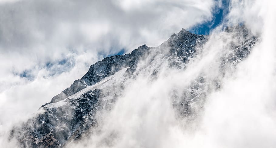 skyer, bjerg, bjergtop, kold, landskab, natur, udendørs, stenet bjerg, sne, vejr, vinter, høj, højde, sky - himmel, kold temperatur, scenics - natur, skønhed i naturen, miljø, himmel, bjergkæde, ingen mennesker, hvid farve, dag, ro, tåge, snedækket bjerg, ekstremt vejr, nåletræ, 5K