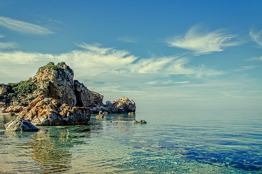 klint, klippeformationer, berolige, legeme, vand, dagtimerne, skyer, horisont, natur, klipper, hav, himmel, scenics - natur, skønhed i naturen, ro, sky - himmel, rolig scene, havnefronten, klippe, idyllisk, ingen mennesker, dag, blå, rock formation, rock-objekt, solid, horisont over vand, udendørs, stable rock, 4K