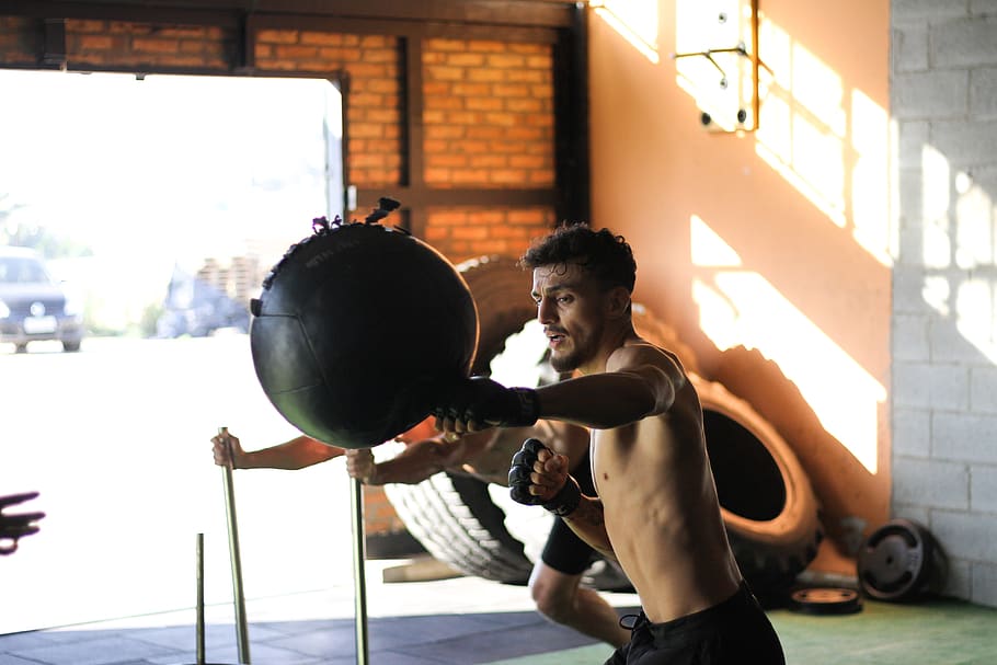 home, negre, curts, perforació, pilota, acció, actiu, atleta, bíceps, cos, musculós, concentració, la llum del dia, energia, equipament d'exercicis, lluitador, en forma, aptitud, paio, gimnàs, a l'interior, masculí, mma, model, músculs, a l'aire lliure, persona, posició, habilitat, esport, força, fort, home fort, formació, ufc, desgast, una persona, estil de vida saludable, exercici, estils de vida, adult jove, persones reals, peses, entrenament esportiu, homes, dia, activitat d'oci, vitalitat, home jove, llum solar, adult, pes, entrenament de pes, esforç, 5K