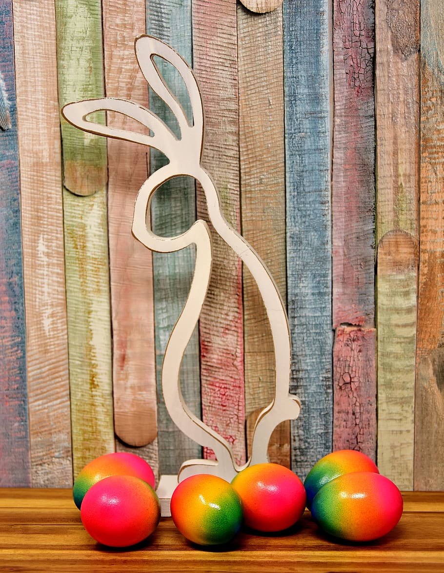 paashaas, hout, Pasen, Paas eieren, gekleurde, gelukkig Pasen, kleurrijk, paasei, kleur, ei, decoratie, paasgroet, kleurrijke eieren, easter egg schilderij, de lente, voedsel, tafel, binnenshuis, stilleven, hout - materiaal, eten en drinken, welzijn, groente, geen mensen, groep objecten, variatie, tomaat, gezond eten, multi gekleurd, muur - bouwfunctie, gezonde levensstijl, fruit, keuze, sport, versheid, 4K