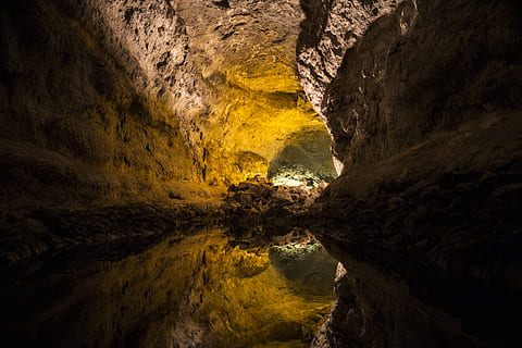 interior de coves, cova, naturalesa, lanzarote, desert, a l'aire lliure, cripta, mesa, forat, arqueologia, gràfics, disseny floral, art, patró, clavegueram, Conca, túnel, masmorra, terratrèmol, fractal, ornament, rock, rock - object, sòlid, formació de roca, cap gent, geologia, bellesa a la natura, tranquil·litat, geografia física, aigua, escena no urbana, escenics - natura, escena tranquil·la, textura, groc, idíl·lic, erosionat, 5K, CC0, domini públic, lliure de regalies