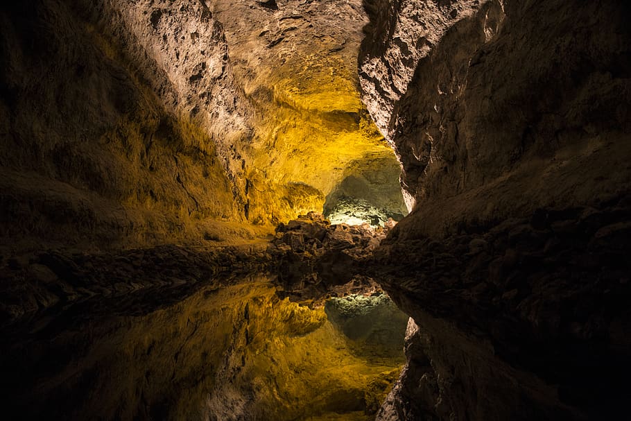 interior de coves, cova, naturalesa, lanzarote, desert, a l'aire lliure, cripta, mesa, forat, arqueologia, gràfics, disseny floral, art, patró, clavegueram, Conca, túnel, masmorra, terratrèmol, fractal, ornament, rock, rock - object, sòlid, formació de roca, cap gent, geologia, bellesa a la natura, tranquil·litat, geografia física, aigua, escena no urbana, escenics - natura, escena tranquil·la, textura, groc, idíl·lic, erosionat, 5K