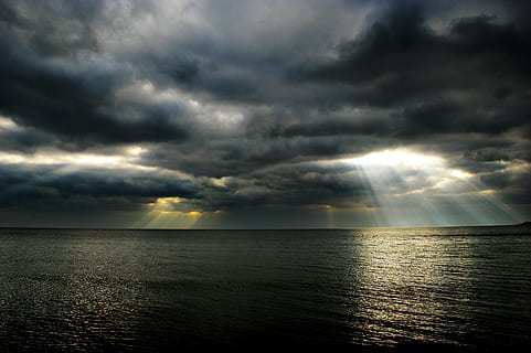Meer, Wolken, Licht, Strahlen, Himmel, Landschaft, Reise, Natur, Welle, Sommer-, Sonne, Tourismus, Gewitter, Sturm, Wasser, Strand, Kumulus, Wetter, Tag, Blau, wolke - himmel, Schönheit in der Natur, Horizont, Szenen - Natur, Horizont über Wasser, Dramatischer Himmel, Ruhe, Sturmwolke, ruhige Szene, Sonnenstrahl, bedeckt, keine Leute, Sonnenlicht, dunkel, bedrohlich, Kraft in der Natur, 4K, CC0, gemeinfrei, lizenzfrei