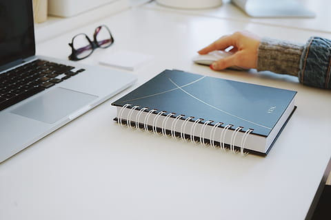 persoană, utilizând, laptop, masa, calculator, tehnologie, o persoana, tehnologia fără fir, comunicare, conexiune, în interior, Afaceri, ocupaţie, folosind laptopul, umană, adult, mână, stilou, caiet cu spirale, lucru, creativitate, design profesional, cartelă de note, 2K, CC0, domeniu public, fără drepturi de autor