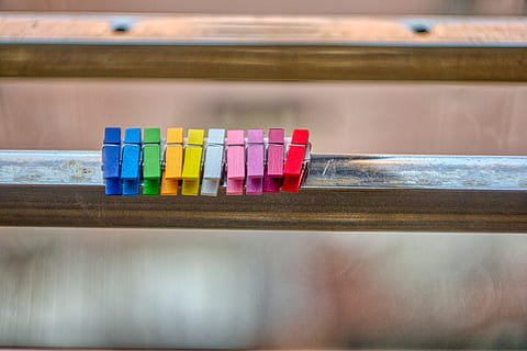 clips de colores, madera, instrumento musical, glockenspiel, xilófono, vibráfono, esfera, madera contrachapada, cubo rubix, madera dura, estante, juego, dominó, neumático, Llanta de carro, rueda, máquina, máquina de juego de arcade, juguete, tesoro, traje, multi color, de cerca, nadie, grupo de objetos, grupo mediano de objetos, elección, mesa, en una fila, adentro, variación, enfoque selectivo, naturaleza muerta, lado a lado, tubo de ensayo, material de madera, educación, centrarse en primer plano, día, arreglo, Arte y artesanía, Gradilla, 4K, CC0, dominio público, libre de derechos