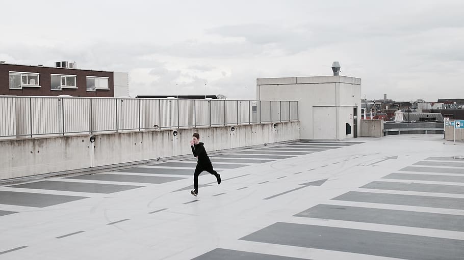 arkitektur, bygning, struktur, himmel, Sky, gade, bane, mennesker, fyr, løb, bygning udvendig, en person, sky - himmel, bygget struktur, fuld længde, rigtige mennesker, dag, gå, by, natur, herrer, livsstil, voksen, bagfra, udendørs, Kvinder, 5K