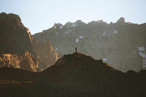 orang, kedudukan, gunung, awan, dingin, siang hari, lingkungan Hidup, tinggi, pemandangan, ibu Pertiwi, alam, latar belakang alam, fotografi alam, batu, indah, langit, salju, cuaca, musim dingin, scenics - alam, kegiatan waktu luang, keindahan di alam, gaya hidup, padat, tanah, petualangan, batu - benda, adegan yang tenang, ketenangan, pegunungan, hari, adegan non-urban, orang-orang, langit cerah, di luar rumah, pembentukan, puncak gunung, 4K, CC0, domain publik, bebas royalti
