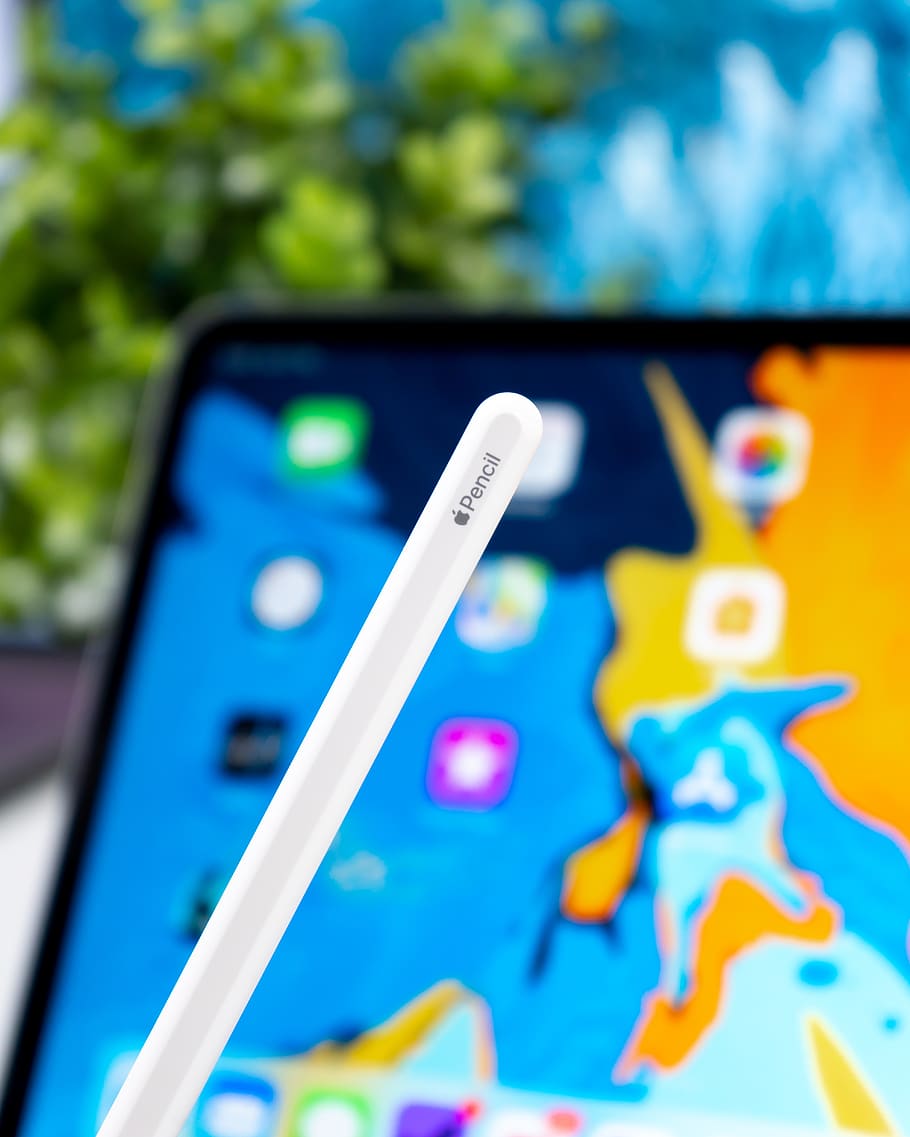 Apple ipencil, telèfon, telèfon mòbil, electrònica, mòbil, art, fotografia, crear, llapis de poma, ipad, dibuixar, poma, inspiració del treball, tauleta, disseny, llapis, tecnologia, gadgets, ipad pro, treballar, centrar-se en primer pla, primer pla, comunicació, cap gent, representació humana, representació, dia, art i artesania, semblança masculina, creativitat, blau, enfocament selectiu, text, a l'interior, multicolor, llum solar, signe, naturalesa, telèfon intel·ligent, 4K