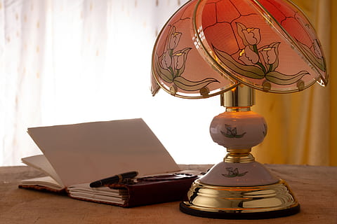 posto di lavoro, scrivania, Nota, spazio di lavoro, Scrivi, carta, lavoro, attrezzatura per l'illuminazione, in casa, lampada elettrica, tavolo, nessuno, natura morta, avvicinamento, tecnologia, concentrarsi sulle conoscenze acquisite, interno di casa, libro, pubblicazione, comunicazione, paralume, design, forma, illuminato, legno - materiale, giorno, 4K, CC0, dominio pubblico, privo di copyright