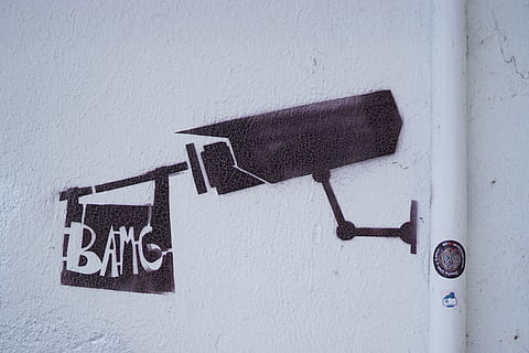 bang, càmera, privadesa, ccctv, mirant, graffiti, paret, blanc, il·lustració, text, guió occidental, comunicació, cap gent, funció de construcció de parets, primer pla, Color blanc, signe, dia, arquitectura, signe d'informació, informació, orientació, metall, lletra majúscula, a l'interior, estructura construïda, vell, 5K, CC0, domini públic, lliure de regalies