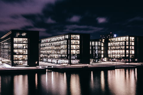 rakennus, rakenne, taivas, infrastruktuuri, ikkuna, perustaminen, hotelli, kaupunki, kaupunki-, arkkitehtuuri, taide, lasi-, heijastus, vesi, yö-, rakennuksen ulkoa, rakennettu rakenne, valaistu, pilvi - taivas, ei ihmisiä, luonto, hämärä, joki, ulkona, ranta, liiketoiminta, ala, teollisuusalue, violetti, 4K, CC0, public domain, rojaltivapaa
