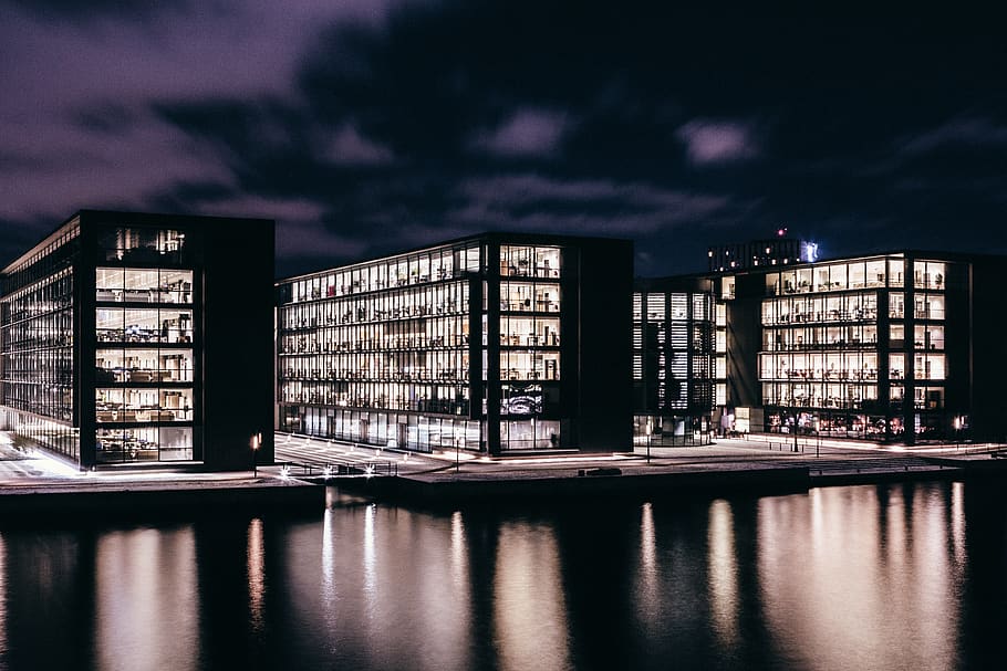 edifici, estructura, cel, infraestructura, finestra, establiment, hotel, ciutat, urbà, arquitectura, art, vidre, reflexió, aigua, nit, exterior de l'edifici, estructura construïda, il·luminat, núvol - cel, cap gent, naturalesa, vespre, riu, a l'aire lliure, davant del mar, negocis, indústria, districte industrial, porpra, 4K