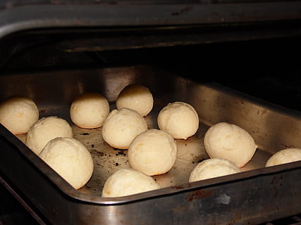 piec, pieczenie, serowy chleb, śniadanie, popołudniowa kawa, piekarnik, jedzenie, jedzenie i picie, świeżość, Ziemniak, wewnątrz, żadnych ludzi, surowe ziemniaki, warzywo, duża grupa obiektów, dobre samopoczucie, wyposażenie domu, obfitość, zdrowe odżywianie, martwa natura, sprzedaż, Stragan, zbliżenie, kuchnia, rynek, pokój domowy, chińskie jedzenie, 4K, CC0, domena publiczna, darmowe zdjęcia