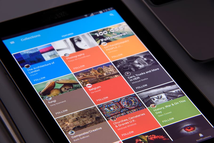 telèfon encès, mostrant, llibre de col·leccions, comunicació, connexió, dades, dispositiu, electrònica, Internet, monitor, multimèdia, Notícies, telèfon, portàtil, pantalla, smartphone, Mitjà de comunicació social, tauleta, tecnologia, tocar, sense fils, tecnologia sense fils, primer pla, cap gent, pantalla tàctil, a l'interior, dispositiu d’informació portàtil, text, tauleta digital, multicolor, transport, telèfon intel·ligent, viatjar, guió occidental, elecció, ordinador, 5K