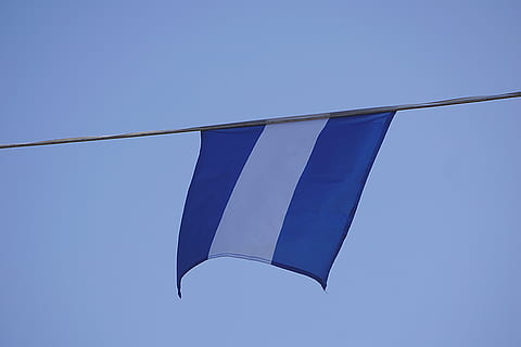 blå, vit, stripe flagga, himmel, klar himmel, lågvinkelvy, inget folk, hängande, kopiera utrymme, natur, dag, vind, utomhus, flagga, form, solig, transport, miljö, vit färg, frihet, metall, känsla, 5K, CC0, offentligt domän, royaltyfria