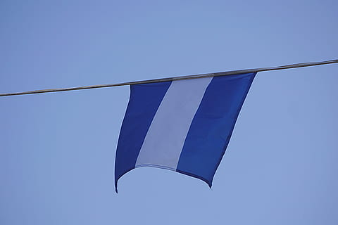 bandera, azul, blanco, cable, colgado, cielo, raya, cielo limpio, vista de ángulo bajo, nadie, colgando, copia espacio, naturaleza, día, viento, al aire libre, forma, soleado, transporte, ambiente, el color blanco, libertad, metal, emoción, 5K, CC0, dominio público, libre de derechos