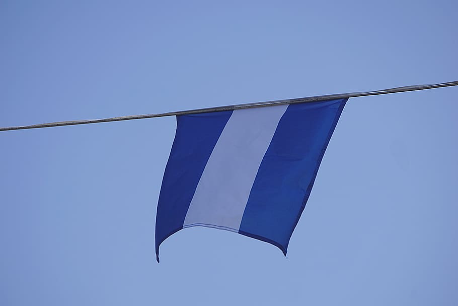 bandera, blau, blanc, cable, penjat, cel, banda, cel clar, vista d’angle baix, cap gent, penjant, còpia espai, naturalesa, dia, vent, a l'aire lliure, forma, assolellat, transport, medi ambient, Color blanc, llibertat, metall, emoció, 5K