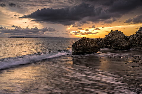 oceaangolven, kust, zonsondergang, water, zomer, wolk, wafe, oranje, rots, Cuba, humeur, humeurig, zand, hemel, stormloop, warm, onderzoeken, kust-, kustlijn, horizon, bewolkt, wolken, zee, strand, natuur, Golf, rock - object, schemer, zeegezicht, landschap, buitenshuis, schoonheid in de natuur, Vakantiebestemmingen, wolk - lucht, zon, zonlicht, zonsopgang - ochtendgloren, reflectie, blauw, cloudscape, waterrand, rustige scène, vakanties, horizon over water, geen mensen, dageraad, idyllisch, eiland, tropisch klimaat, Oranje kleur, reizen, weer, 5K, CC0, publiek domein, royaltyvrij