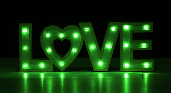 Liebe, leuchtenden, Licht, Stimmung, Romantik, Herz, Valentinstag, romantisch, Zuneigung, Glück, Gefühle, Verbindung, Loyalität, Verbundenheit, Liebhaber, Paar, Beziehung, grüne Farbe, beleuchtet, Lichtanlage, Kommunikation, Text, Nacht-, Neon-, glühend, westliche Schrift, Zeichen, keine Leute, Licht - natürliches Phänomen, drinnen, Großbuchstabe, Nummer, Studioaufnahme, Elektrizität, Richtung, LED, schwarzer Hintergrund, elektrische Lampe, 5K, CC0, gemeinfrei, lizenzfrei