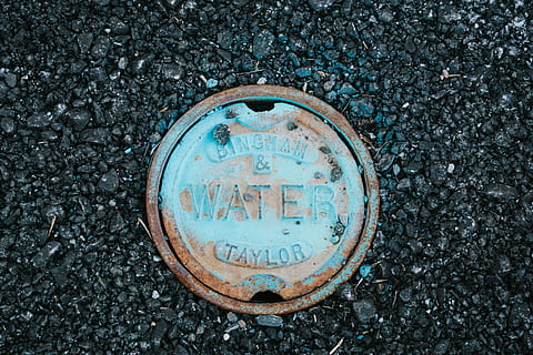 Torre del Rellotge, arquitectura, torre, edifici, clavegueram, drenar, forat, asfalt, pis, aigua, blau, boca d'aigua, pneumàtic, símbol, hubcap, tar, logotip, marca comercial, roda, guió occidental, text, primer pla, cap gent, dia, carretera, carrer, metall, rovellat, tapa, transport, comunicació, ciutat, cercle, directament a sobre, vista d’angle alt, vell, forma, a l'aire lliure, 2K, CC0, domini públic, lliure de regalies