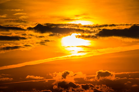 goldene Stunde, hell, Wolken, dunkle Wolken, Dämmerung, dramatisch, Gold, Landschaft, Licht, Stimmung, Himmel, Sonne, Sonnenaufgang, Sonnenuntergang, wolke - himmel, Dramatischer Himmel, Szenen - Natur, Schönheit in der Natur, Sonnenlicht, Wolkengebilde, Gelb, Natur, Umgebung, orange Farbe, Scheu, Atmosphäre, goldfarben, idyllisch, lebendige Farbe, keine Leute, draußen, Wind, dunkel, abstrakt, 5K, CC0, gemeinfrei, lizenzfrei