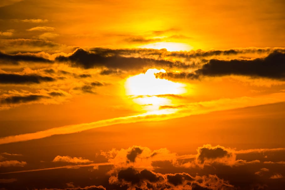 gylden time, lyse, skyer, mørke skyer, daggry, dramatisk, guld, landskab, lys, humør, himmel, sol, solopgang, solnedgang, sky - himmel, dramatisk himmel, scenics - natur, skønhed i naturen, sollys, cloudscape, gul, natur, miljø, orange farve, ærefrygt, atmosfære, guldfarvet, idyllisk, levende farve, ingen mennesker, udendørs, vind, mørk, abstrakt, 5K