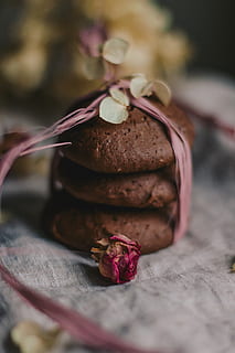 trei cookie-uri maro, coacere, mugur, ciocolată, a închide, întuneric, delicios, aromă, concentra, alimente, de casă, indulgenţă, patiserie, natură moartă, zahăr, mancare si bautura, prospeţime, selectiv, masa, nici o persoana, în interior, mâncat sănătos, maro, bunăstare, floare, plantă, gata să mănânce, piuliță - mâncare, planta cu flori, nuca, grămadă, Violet, ispită, 5K, CC0, domeniu public, fără drepturi de autor