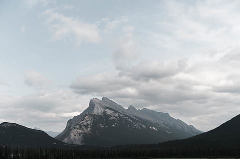 kanada, banff, skog, träd, utanför, äventyr, utforska, berg, alberta, Banff nationalpark, moln, molnig, pnw, klippa, moln - himmel, himmel, skönhet i naturen, bergskedja, landskap, snö, miljö, scenics - natur, lugn plats, kall temperatur, lugn, natur, icke-urbana scenen, vinter-, dag, bergstopp, inget folk, utomhus, snötäckt berg, räckvidd, höjd, 4K, CC0, offentligt domän, royaltyfria