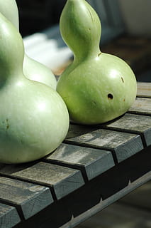 botol squash, hijau, halaman, makan sehat, makanan dan minuman, kesejahteraan, makanan, buah, buah apel, kesegaran, warna hijau, masih hidup, merapatkan, meja, tidak ada orang, apel, bahan kayu, dalam ruangan, apel nenek smith, hari, fokus pada latar depan, sinar matahari, sekelompok objek, 2K, CC0, domain publik, bebas royalti
