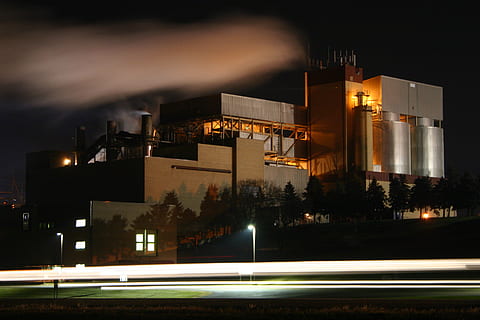 usine, nuit, la pollution, illuminé, architecture, extérieur du bâtiment, structure construite, ville, ciel, personne, longue exposition, mouvement, rue, bâtiment, la nature, en plein air, nuage - ciel, sentier lumineux, industrie, moderne, Destinations de voyage, extérieur d'immeuble de bureaux, gratte ciel, 2K, CC0, domaine public, libre de droits