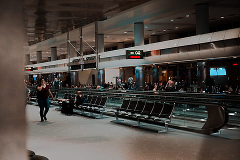 Zugterminal, Bank, Denver, Restaurant, Lebensmittel, Fressmeile, Terminal, Flughafenterminal, Vereinigte Staaten, Denver International Airport, Gebäude, die Architektur, städtisch, Stuhl, Person, Transport, Flughafen, reisender, Flug, Zeichen, Fernsehbildschirm, Gruppe von Leuten, echte Menschen, Transportmittel, Lebensstile, zufällige Menschen, Menge, Frau, Menschen, Erwachsene, Reise, drinnen, Männer, öffentliche Verkehrsmittel, Gehen, gebaute Struktur, Stadt, warten, architektonische Säule, 5K, CC0, gemeinfrei, lizenzfrei