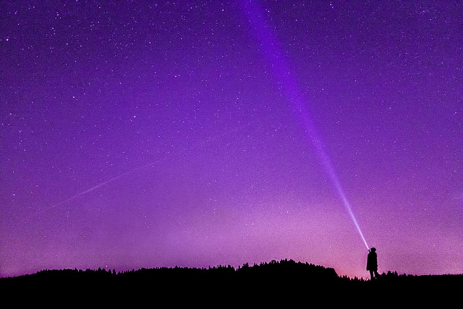 foto de la silueta, persona, constel · lació, llanterna, exposició prolongada, home, nit, cel nocturn, cel, cel estrellat, estrelles, estrella - espai, espai, bellesa a la natura, astronomia, escenics - natura, porpra, camp estel·lar, estrella, galàxia, naturalesa, persones reals, silueta, tranquil·litat, de peu, una persona, il·luminat, terra, a l'aire lliure, espai i astronomia, 5K