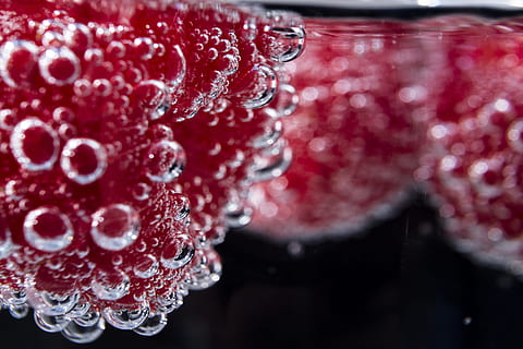 fotografia macro, rosa, aigua de baies, baia, brillant, bombolla, bombolles, primer pla, color, rosada, beure, efervescent, frescor, fruita, saludable, sucós, reflexió, imatges de domini públic, fruites de baies, alimentació saludable, vermell, menjar i beguda, menjar, aigua, naturalesa, benestar, madur, cap gent, a l'interior, maduixa, gerds, tirar, antioxidant, 5K, CC0, domini públic, lliure de regalies