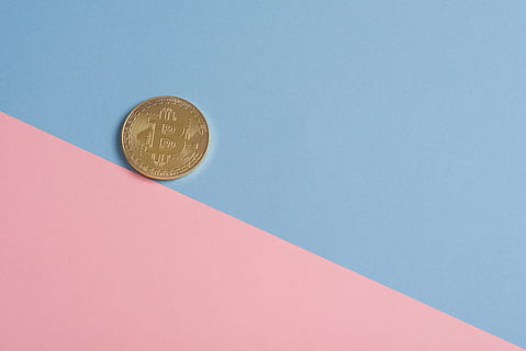 bitcoin textilen, háttér, Bitcoin, blockchain, közelkép, színek, réz, cryptocurrency, valuta, tervezés, Arany, fém, pénz, alak, másolási hely, stúdió felvétel, pénzügy, érme, színes háttérrel, fedett, nem ember, üzleti, csendélet, kék, jólét, magas szög kilátás, papír, közvetlenül fent, szám, rózsaszín szín, kék háttér, gazdaság, 5K, CC0, közkincs, jogdíjmentes