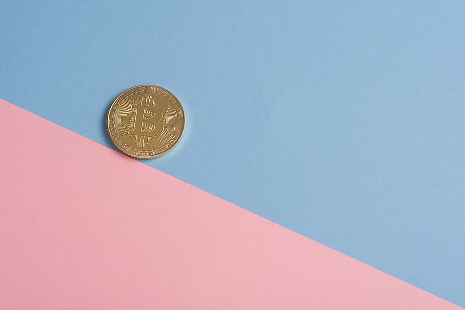 bitcoin sobre tèxtil, fons, bitcoin, blockchain, primer pla, colors, coure, criptomontera, moneda, disseny, or, metall, diners, forma, còpia espai, tir de l'estudi, Finances, fons de colors, a l'interior, cap gent, negocis, natura morta, blau, riquesa, vista d’angle alt, paper, directament a sobre, nombre, color rosa, fons blau, economia, 5K