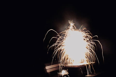 lampu, flash, kembang api, pohon, gerakan, diterangi, malam, bersinar, paparan panjang, gerakan kabur, menyalin ruang, bunga api, budaya seni dan hiburan, alam, perayaan, pembakaran, langit, tidak ada orang, peristiwa, tanda, api - fenomena alam, meledak, objek buatan kembang api, di luar rumah, gelap, kawat wol, pertunjukan kembang api, sparkler, cahaya, 5K, CC0, domain publik, bebas royalti