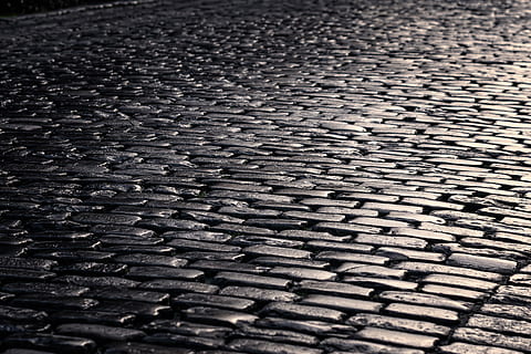 carretera, llambordes, pegat, pavimentat, pedres, paviment, ciutat, humit, pluja, fotografia de carrer, carrer, blanc i negre, centre històric, reflexió, marc complet, fons, patró, textura, cap gent, enfocament selectiu, primer pla, gran grup d'objectes, metall, indústria, disseny, a l'aire lliure, dia, vista d’angle alt, vell, abundància, naturalesa, nivell superficial, repetició, efecte texturat, teula de teulada, 5K, CC0, domini públic, lliure de regalies