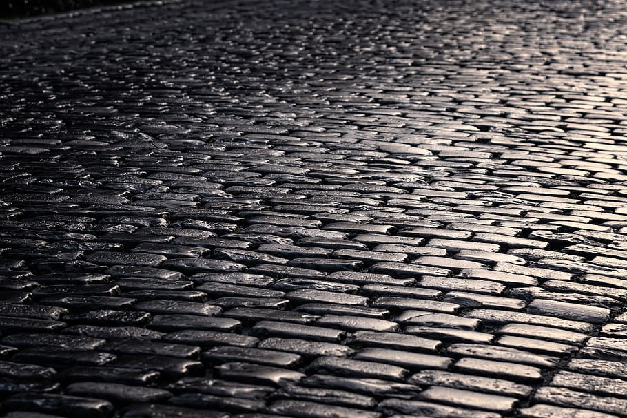 carretera, llambordes, pegat, pavimentat, pedres, paviment, ciutat, humit, pluja, fotografia de carrer, carrer, blanc i negre, centre històric, reflexió, marc complet, fons, patró, textura, cap gent, enfocament selectiu, primer pla, gran grup d'objectes, metall, indústria, disseny, a l'aire lliure, dia, vista d’angle alt, vell, abundància, naturalesa, nivell superficial, repetició, efecte texturat, teula de teulada, 5K