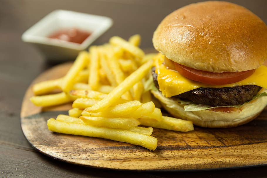 btl hamburguesa, patates fregides, vedella, borrós, pa, bun, hamburguesa, formatge, cheeseburger, primer pla, deliciós, menjar ràpid, menjar, ketchup, enciam, dinar, carn, entrepà, berenar, tomàquet, vegetals, saborós, menjar poc saludable, menjar i beguda, llest per menjar, patata, patata preparada, frescor, a l'interior, taula, fregit, cap gent, treureu menjar, menjar ràpid papes fregides, safata, mostassa, 4K