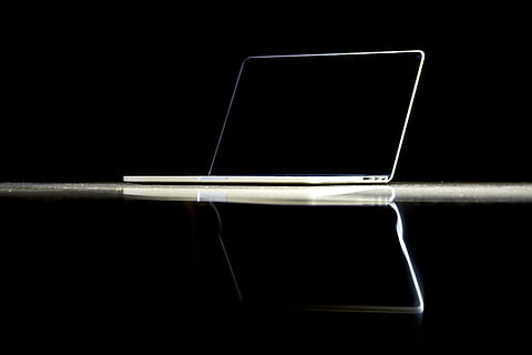 elettronica, computer, il computer portatile, pc, schermo, display, tenere sotto controllo, Telefono, cellulare, Tablet, Schermo a cristalli liquidi, bicchiere, i phone, alluminio, computer di superficie, penna, televisione, tv, proiettore, in casa, nessuno, riflessione, sfondo nero, girato in studio, tecnologia wireless, connessione, natura morta, singolo oggetto, copia spazio, tecnologia, tavolo, avvicinamento, buio, comunicazione, due oggetti, sicurezza, vuoto, 4K, CC0, dominio pubblico, privo di copyright