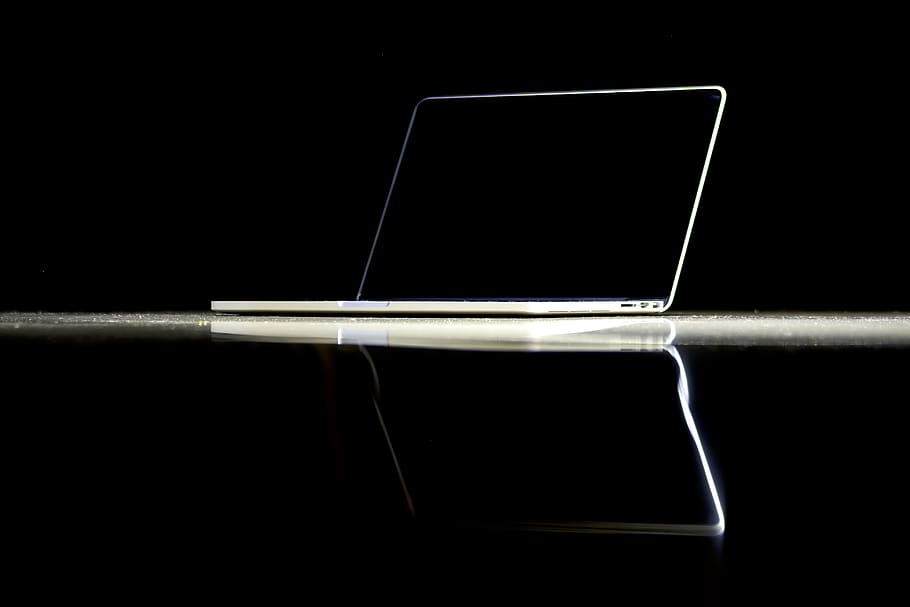 elektronika, počítač, laptop, ks, obrazovka, Zobrazit, monitor, telefon, mobilní telefon, tabletový počítač, LCD obrazovka, sklenka, iphone, hliník, povrchový počítač, pero, televize, projektoru, uvnitř, nikdo, odraz, černé pozadí, studio shot, bezdrátové technologie, spojení, stálý život, jeden objekt, kopie prostor, technologie, stůl, detail, temný, sdělení, dva objekty, bezpečnostní, prázdný, 4K