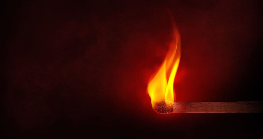 pal, coincidir, Caixa, foc, fusta, combustible, cremant, foc - fenomen natural, calor - temperatura, flama, signe, naturalesa, cap gent, vermell, còpia espai, generació de combustible i energia, encendre, tir de l'estudi, color taronja, fum - estructura física, equips d’il·luminació, senyal d'advertència, sol objecte, comunicació, fons negre, infern, 4K