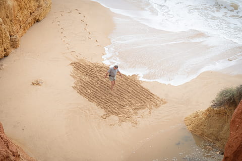 uomo, sabbia, modello, spiaggia, arte, onda, oceano, vacanze, tempo, natura, rilassamento, inutile, passatempo, ore, astratto, terra, mare, acqua, attività di svago, stili di vita, vacanza, persone reali, vista dall'alto, uomini, una persona, lunghezza intera, viaggio, giorno, bellezza nella natura, scenics - natura, all'aperto, 5K, CC0, dominio pubblico, privo di copyright