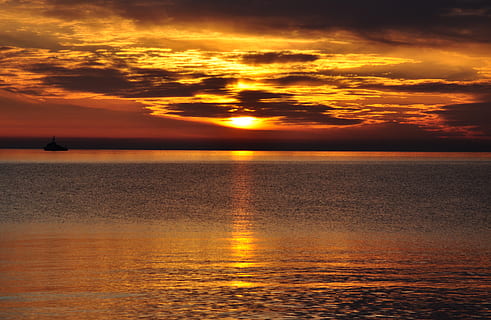 solstige, horizer, bakgrunnsbelyst, skyer, dramatisk, kveld, gylden time, landskap, natur, hav, refleksjoner, Seascape, strandlinjen, himmel, sol, solnedgang, vann, oransje farge, skjønnhet i naturen, naturskjønnhet - natur, sky - himmel, ro, rolig scene, idylliske, refleksjon, horisont, vannkanten, horisont over vann, ingen folk, dramatisk himmel, ikke-urbane scene, utendørs, 4K, CC0, offentlig domene, opphavsrett gratis