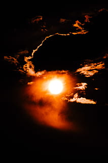 słońce, zachód słońca, chmury, niebo, skyscape, scape, krajobraz, Natura, kontrast, złoty, desertsun, chmura - niebo, scenics - natura, piękno natury, spokój, spokojna scena, noc, kolor pomarańczowy, idylliczny, żadnych ludzi, przestrzeń, astronomia, na dworze, majestatyczny, ciemny, dramatyczne niebo, światło księżyca, 5K, CC0, domena publiczna, darmowe zdjęcia