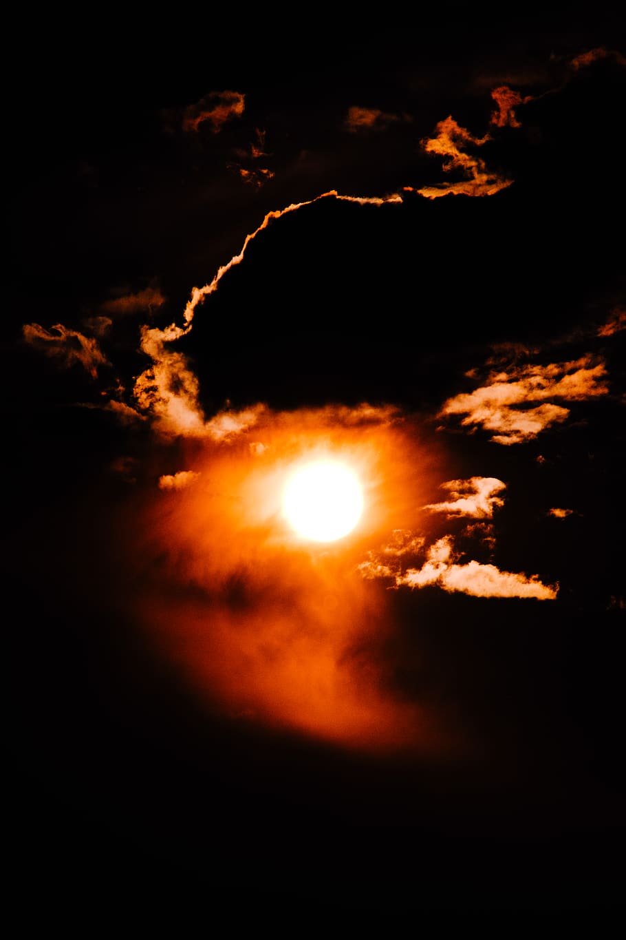 słońce, zachód słońca, chmury, niebo, skyscape, scape, krajobraz, Natura, kontrast, złoty, desertsun, chmura - niebo, scenics - natura, piękno natury, spokój, spokojna scena, noc, kolor pomarańczowy, idylliczny, żadnych ludzi, przestrzeń, astronomia, na dworze, majestatyczny, ciemny, dramatyczne niebo, światło księżyca, 5K