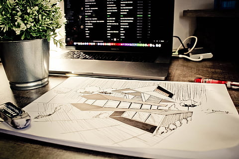 bosquejo de la casa, borrador, composición, computadora, contemporáneo, datos, escritorio, monitor, documento, dibujar, dibujo, equipo, adentro, ordenador portátil, oficina, papel, lápiz, planta, investigación, pantalla, bosquejo, mesa, tecnología, lugar de trabajo, espacio de trabajo, escritura, nadie, negocio, planificación, bolígrafo, comunicación, conexión, planta en maceta, de cerca, diagrama, tecnología inalámbrica, creatividad, papeleo, cianotipo, 5K, CC0, dominio público, libre de derechos
